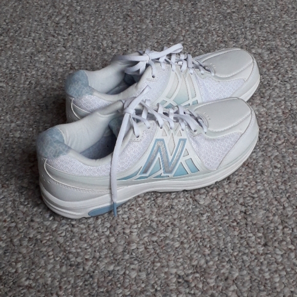 NWOB New Balance Women's Athletic Sneakers - Picture 3 of 8